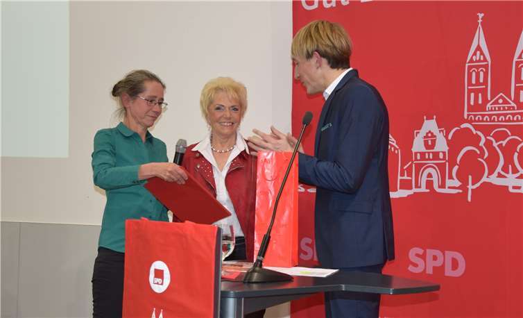Marc Ruland, Vorsitzender des SPD-Stadtverbands Andernach, verlieh Anne Hinrichs die Ehrenurkunde für fünf Jahrzehnte währende Mitgliedschaft. Foto: SPD Andernach