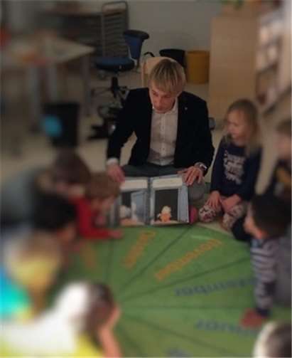 Marc Ruland beim Vorlesen in der Kindertagesstätte. Foto: privat