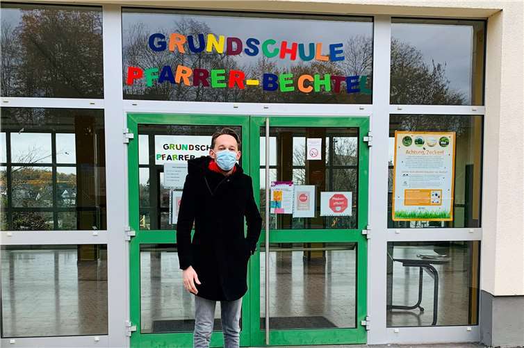 Marc Ruland erfüllt der Pfarrer-Bechtel-Grundschule einen Buchwunsch. Fotos: privat