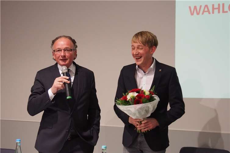 Marc Ruland gratuliert dem vom Wahlergebnis sichtbar gerührten Achim Hütten