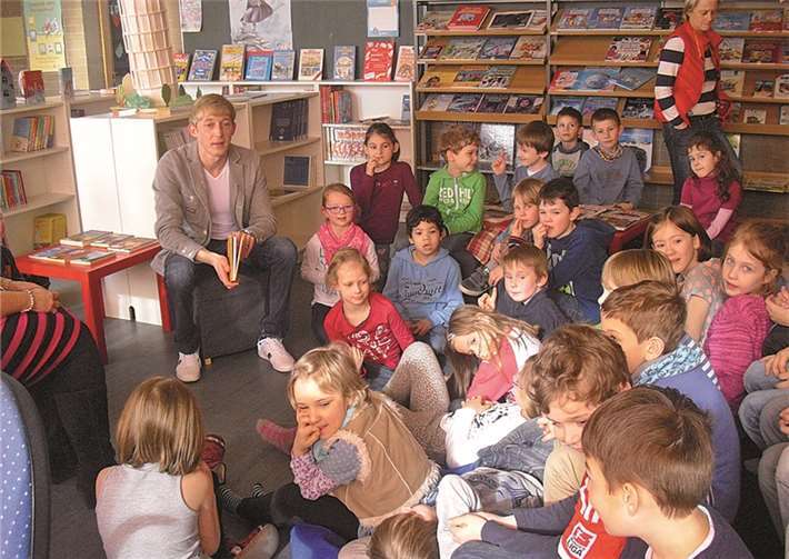Marc Ruland, in Mitten der Grundschulkinder in Nickenich, las Geschichten vor und diskutierte mit Lehrerinnen und Lehrern. privat