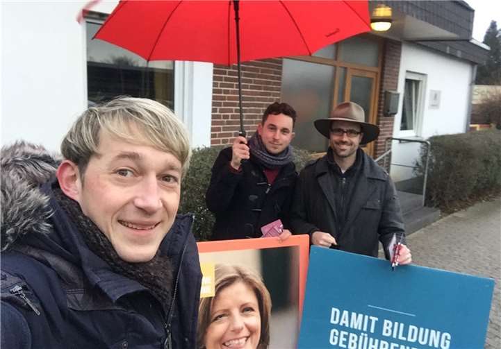 Marc Ruland (l.) und Clemens Hoch (r.) suchten in den Andernacher Kindertagesstätten das Gespräch mit den Eltern. privat