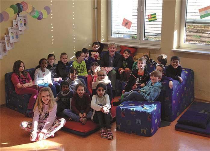 Marc Ruland las den Kindern aus „24 Weihnachtsgeschichten zum Vorlesen“ vor. Privat