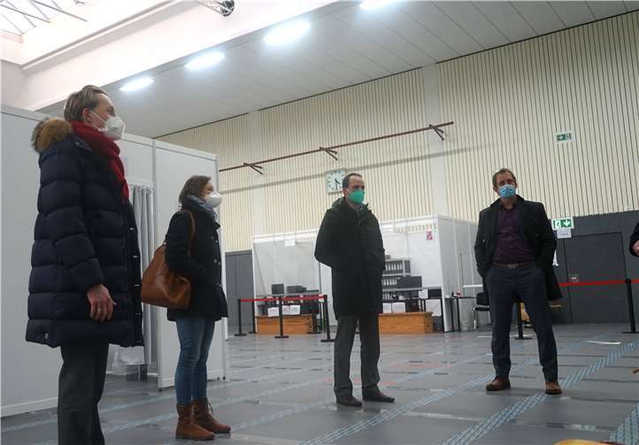 Marc Ruland (li.) und Clemens Hoch (2.v.r.) machen sich vor Ort ein Bild im Impfzentrum Polch.Foto: privat