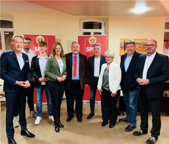 Marc Ruland gratuliert zum 50-jährigen Jubiläum Marc Ruland (links) und Sabine Bätzing-Lichtenthäler (4. v. l.) gratulierten der SPD Kettig zum 50-jährigen Juliäum. Foto: SPD