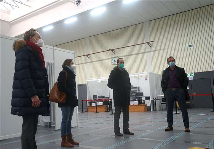 Marc Ruland (links vorne) bei seinem Besuch im Impfzentrum Polch.