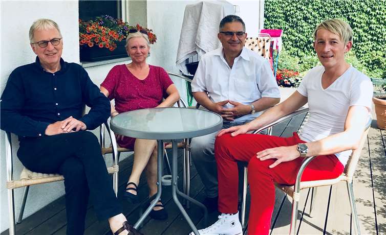 Marc Ruland (r.) und Wilhelm Anheier (2.v.r.) statteten dem örtlichen Tierheim gemeinsam einen Besuch ab. privat