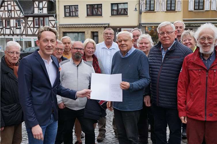 Marc Ruland überreicht den Ehrenbrief an Dr. Dieter Börsch. Foto: Benjamin Kastner