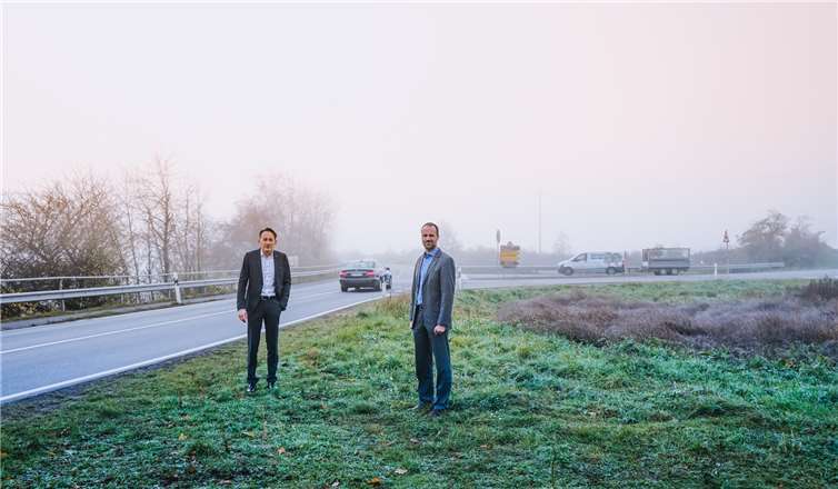 Marc Ruland und Clemens Hoch an der Stelle, wo 2021 mit dem Bau des Kreisels begonnen wird. Foto: privat