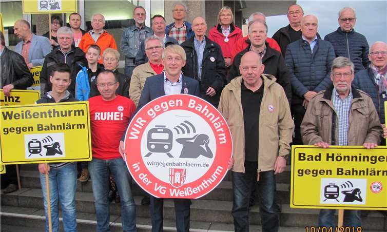 Marc Ruland (vorne, Mitte) war Gastredner bei der jüngsten, nunmehr 64. Demonstration gegen Bahnlärm in Neuwied.  privat