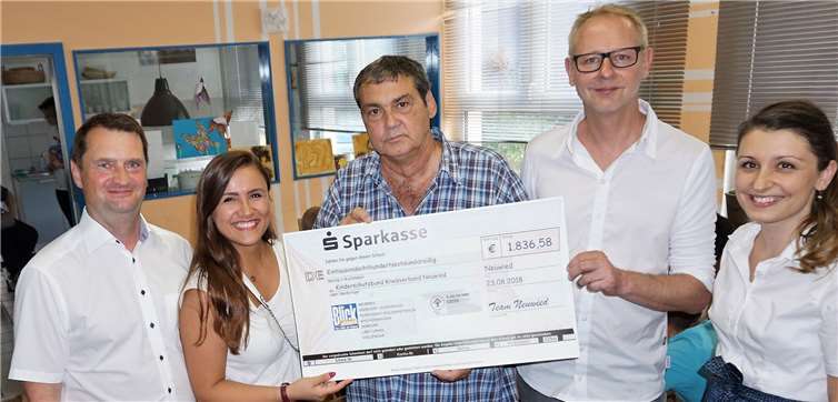 Marc Stehle vom Kinderschutzbund freut sich über den Spendenscheck, überreicht von Stefan Zwingers, Liridona Murseli, Jan Lorch und Agata Gordon. Fotos: FF