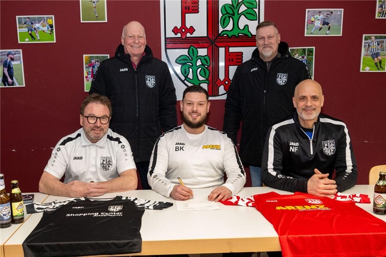 Marc Steil (Mitte) bei der Vertragsunterzeichnung.Foto: Peter Seydel