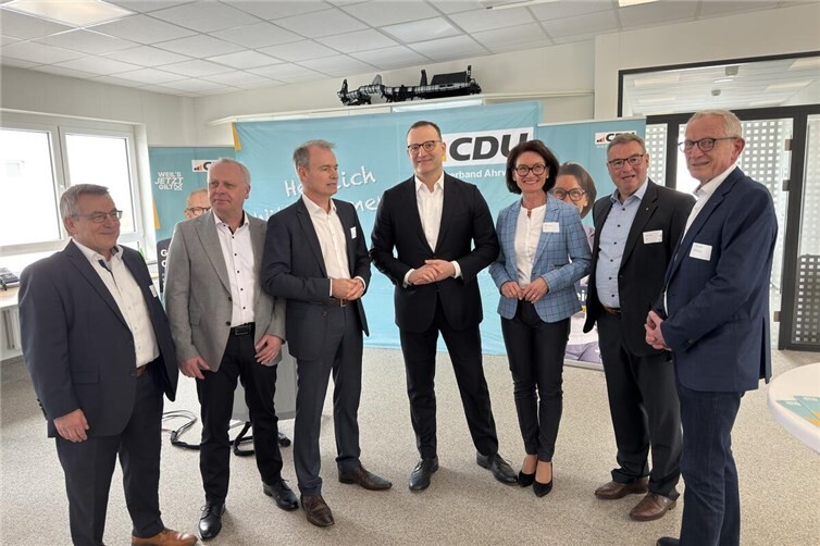 Marc Tenne, Dirk Steinbrück und Dr. Oliver Neuß von AKRO-Plastic mit Jens Spahn MdB, Petra Schneider MdL, Horst Gies MdL und Guido Orthen (v.l.n.r.). Foto: privat