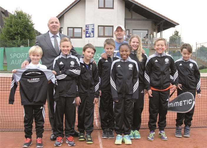 Marc Zwingenberger vom Autohaus Hoff zusammen mit den Jugendmannschaften U10 und U12.privat