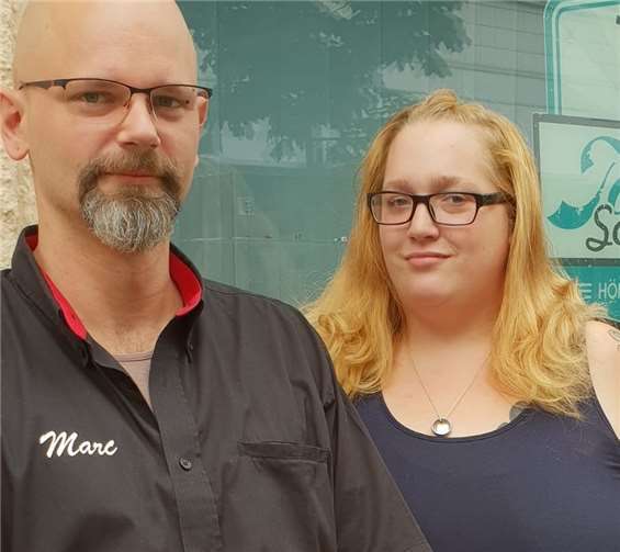 Marc stach Svenja kostenlos ihr u. U. lebensrettendes Tattoo. Foto: privat