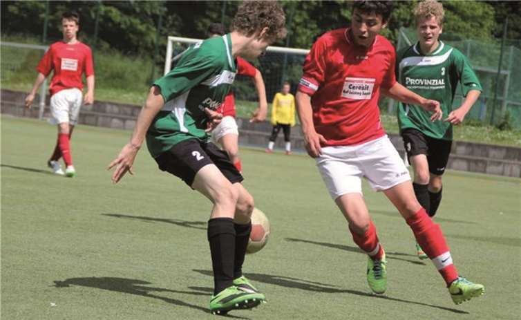 Marcel Abels (l.) und Lenny Seifert für die Puderbach im Kampf gegen den Toptorschützen der Rheinbreitbacher Tahsin Kandemir.privat