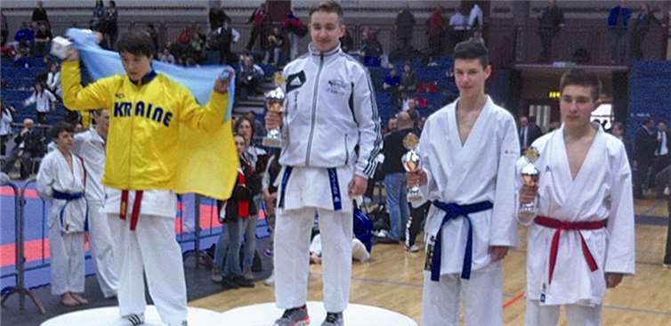 Marcel Baun (2.v.li.) auf dem Siegerpodest. privat