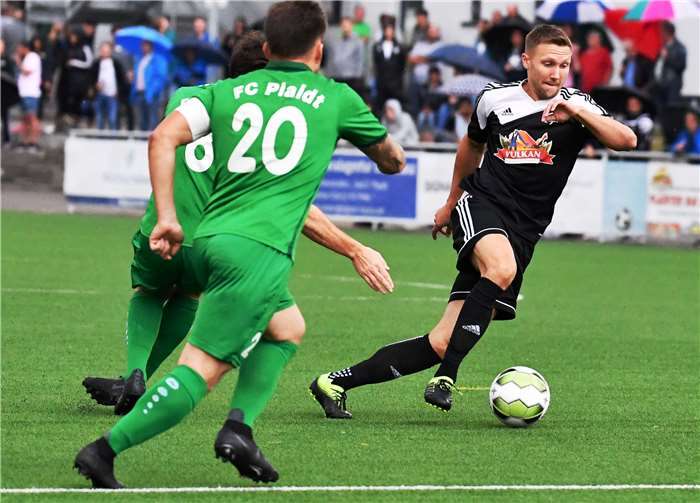 Marcel Berg (am Ball) von der SG Eintracht Mendig/Bell vergab in der ersten Hälfte zwei gute Möglichkeiten. In dieser Szene ließ er den Plaidter Kapitän Yuri Pineker (Mitte) und dessen Mannschaftskollegen Pascal Zimmer stehen. Zimmer sollte später ein unglückliches Eigentor unterlaufen.Fotos: SK