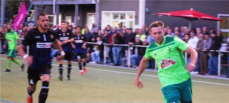 Marcel Berg gab der Defensive der TuS Koblenz (links Daniel von der Bracke) bis zu seiner verletzungsbedingten Auswechslung einige Rätsel auf.Fotos: SK