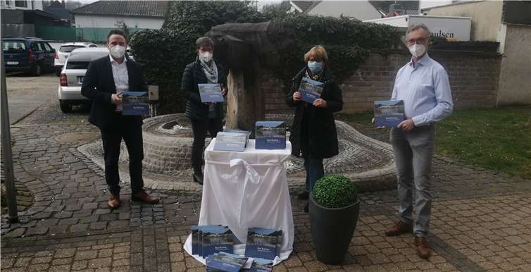 Marcel Caspers, Bürgermeister der Verbandsgemeinde Bad Breisig und Udo Heuser, Bürgermeister der Stadt Bad Breisig, bei der Vorstellung der neuen Bildbands, gemeinsam mit Brigitte Kiblitsky (2.v.r) und Resi Schwerter, zwei von drei der Initiatorinnen und Impulsgeberinnen zu dem Buchprojekt..Foto: VG Bad Breisig