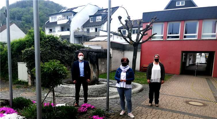 Marcel Caspers, Bürgermeister der Verbandsgemeinde Bad Breisig und Simone Streffer, Fachbereichsleiterin Bürgerdienste, Ordnung & Soziales, freuen sich auf die weiterhin gute Zusammenarbeit mit Selvije Sakiri-Korn, als neue Ansprechpartnerin für das Generationennetzwerk in der Verbandsgemeinde Bad Breisig.Foto: VG Bad Breisig