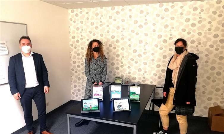 Marcel Caspers, Bürgermeister der Verbandsgemeinde Bad Breisig und Tatjana Massion, Schulleiterin der Leo Stausberg Schule bei der Übergabe der iPads an die Schülerinnen und Schüler.Fotos: VG Bad Breisig