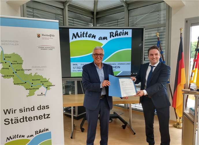 Eine Region rückt rheinübergreifend zusammen Marcel Caspers, Bürgermeister der Verbandsgemeinde Bad Breisig, welche gleichzeitig Sitz der Geschäftsstelle des Städtenetzwerks „Mitten am Rhein“ ist, nahm den Bescheid in Empfang.Quelle: VG Bad Breisig