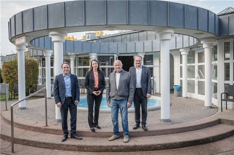 Bad Breisig: Landrätin möchte Römer-Thermen erhalten Marcel Caspers, Bürgermeister der Verbandsgemeinde Bad Breisig, Landrätin Cornelia Weigand, Kurt Gilles vom Förderverein „Herz für die Römer-Thermen e.V.“ und Bernd Schmitz, Geschäftsführer der Römer-Thermen, trafen sich zu einem Austausch über die Zukunft der Römer-Thermen Bad Breisig. Foto: Bernhard Risse / Kreisverwaltung Ahrweiler