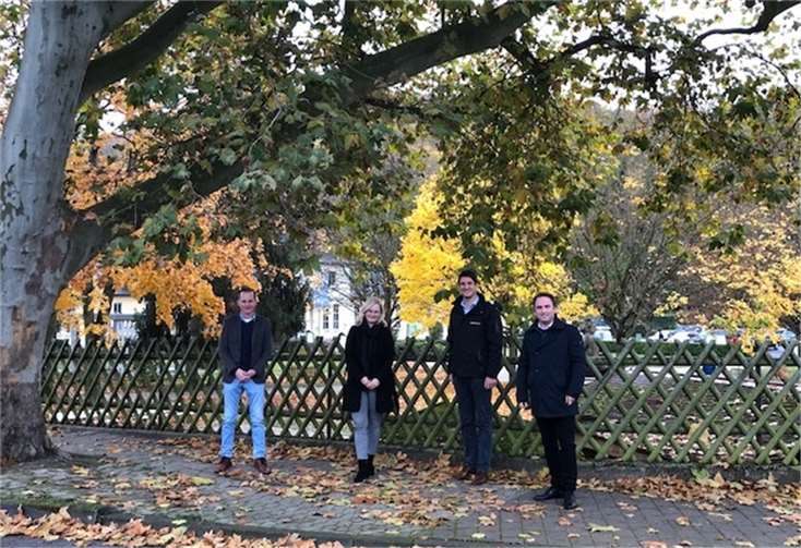 Marcel Caspers, Bürgermeister der Verbandsgemeinde und Stadt Bad Breisig, Angela Lunowa, Wirtschaftsförderung der VG Bad Breisig, Dorian Küpper, Leiter des Baumtes, und Fabian Vocktmann, Regionalmanager bei Westenergie, freuen sich über den Ausbau des Glasfasernetzes in der Brunnenstraße von Bad Breisig.Foto: VG Bad Breisig