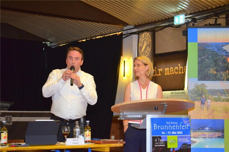Marcel Caspers und Esther Zimmermann informierten über aktuelle Entwicklungen.  Foto: AKS