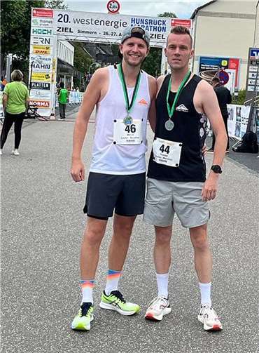 Marcel Engels und Thomas Schneider im Ziel des Hunsrück-Marathon.  Foto: Marcel Engels