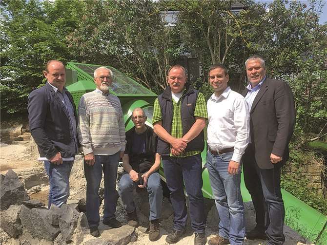 Marcel Hürter, MdL, besichtigte gemeinsam mit Ortsbürgermeister Walter Schneider, Alfred Gail, Beigeordneter der Ortsgemeinde sowie Joachim Huber, Vorsitzender des SPD-Ortsvereins die Wasserkraftanlage der Eheleute Gilles. privat