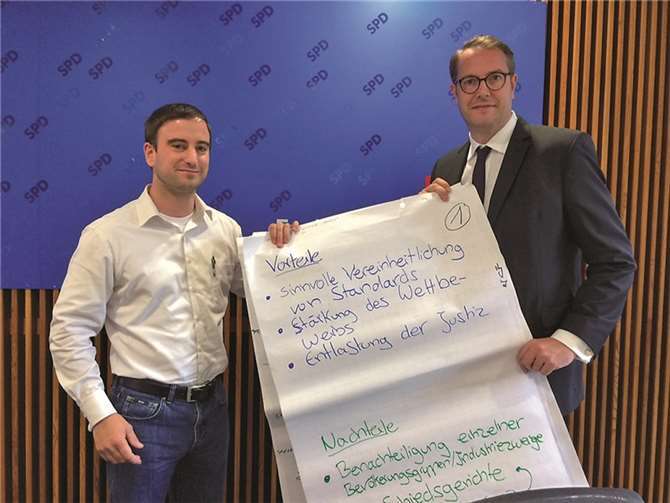 Marcel Hürter, MdL und der Landtagsfraktionsvorsitzenden, Alecxander Schweitzer, MdL, bei der Übergabe der Ergebnisse in Mainz.Privat