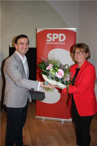 Marcel Hürter gratuliert der neuen SPD-Kreisvorsitzende Sabine Glaser.  Foto: WITE