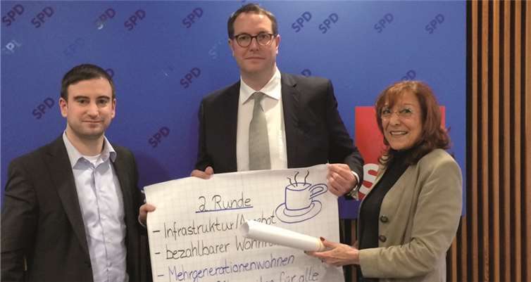 Marcel Hürter (l.) und Petra Elsner (r.) übergaben in Mainz die Ergebnisse des Zukunftsdialogs an Alexander Schweitzer (M.).privat