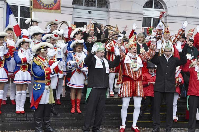 Marcel Möcking begrüßte die Tollitäten aus der Gesamtstadt auf der Rathaustreppe. -AB-