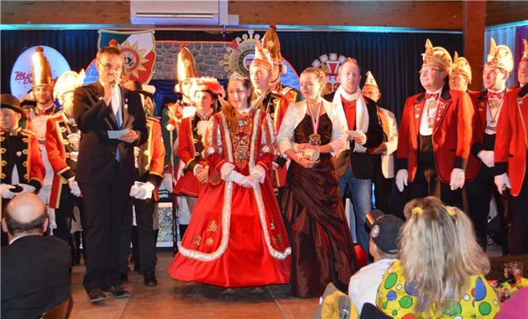 Marcel Möcking proklamiert Kinderprinzessin Vanessa-Sophie I. Beck in Begleitung ihrer Hofdame Alena Ott.