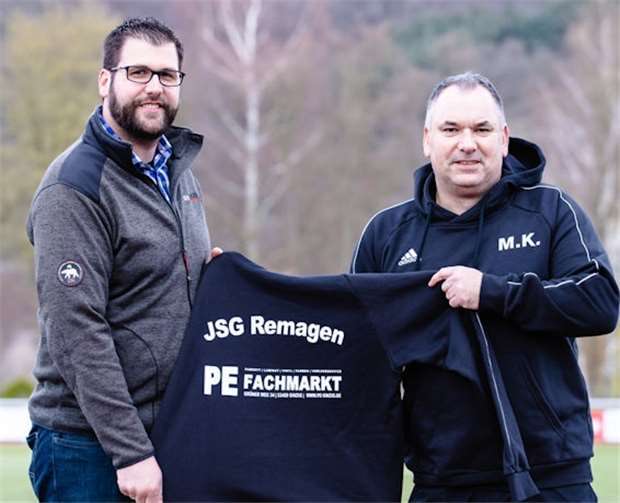 Marcel Müller (l.,PE Fachmarkt Sinzig) und Michael Kehl (Jugendleiter) bei der Übergabe.