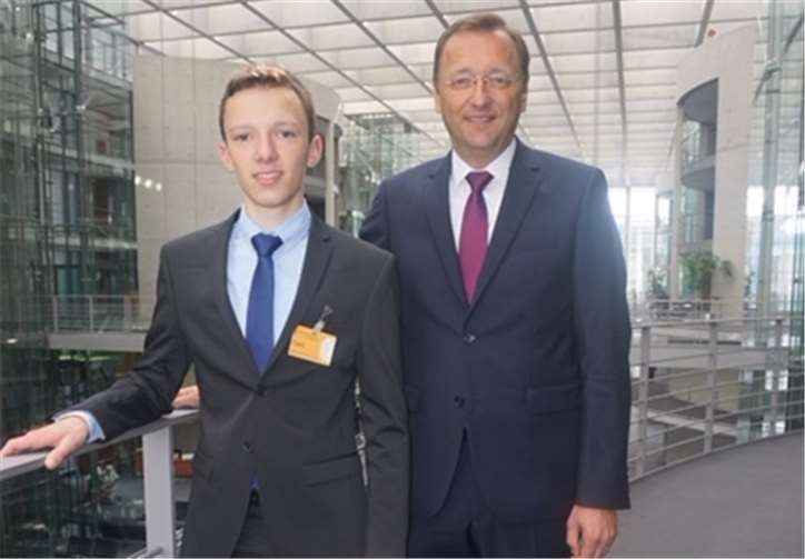 Marcel Neuhaus aus dem Rhein-Lahn-Kreis wurde von Josef Oster ausgewählt und nahm am Planspiel „Jugend im Parlament“ teil. privat