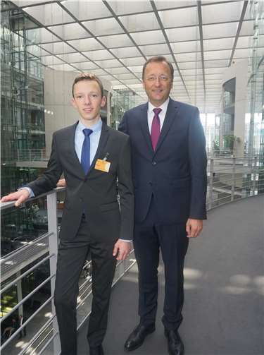 Marcel Neuhaus nahm nicht nur am Planspiel teil, sondern absolviert im Anschluss noch ein zweiwöchiges Praktikum im Büro des CDU-Bundestagsabgeordneten Josef Oster. Privat
