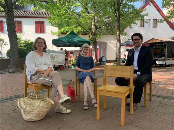 Marcel Richter, Susanne Wizigmann-Voos und Gudrun Jülich bei der Übergabe der Stühle (v.r.n.l.).Foto: privat