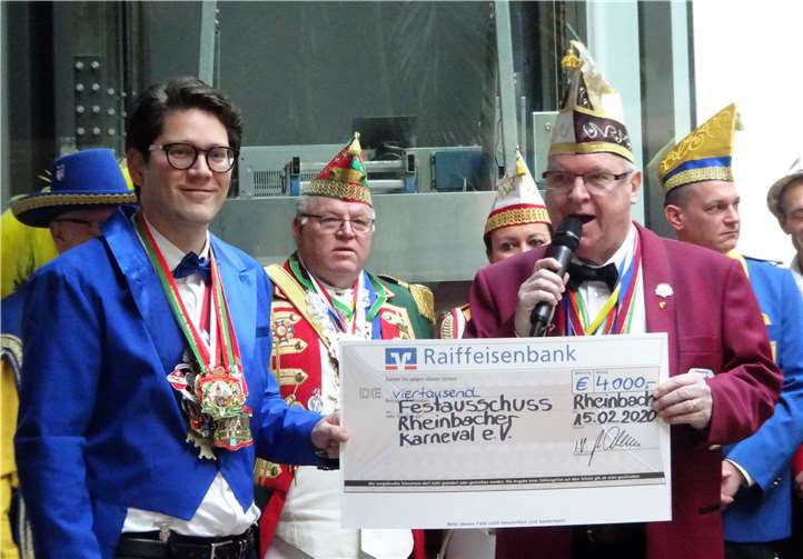 Marcel Richter von der Raiffeisenbank Rheinbach überreicht symbolisch den Scheck an den Vorsitzenden des FRK, Alfred Eich. Foto: privat