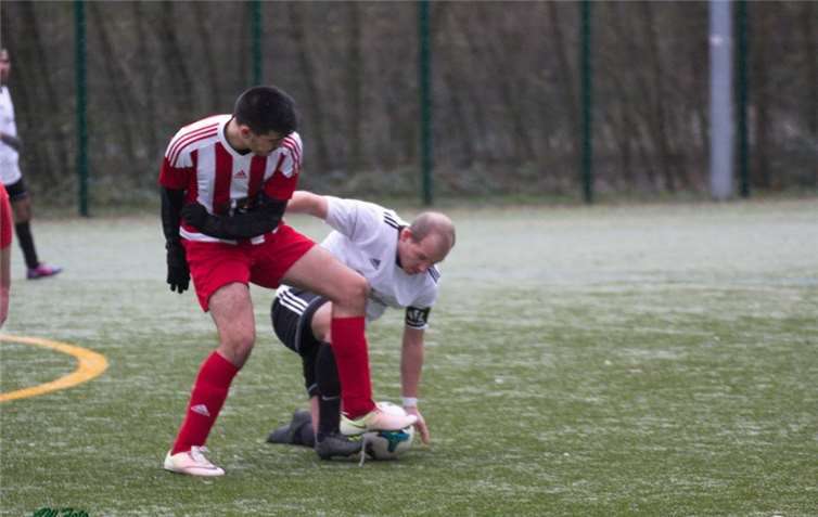 Marcel Wilm - weißes Trikot - hier kurz am Boden - im Spiel aber nicht.