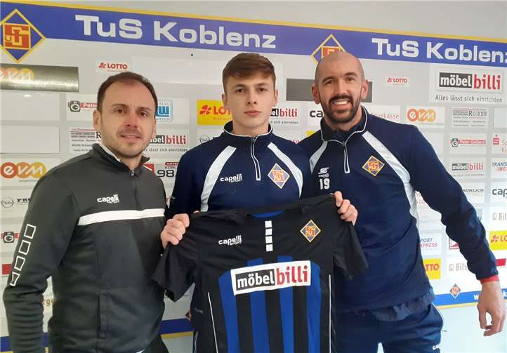 Marcel Wingender (Mitte), gemeinsam mit Cheftrainer Anel Dzaka und Sportvorstand Admir Softic.Quelle: TuS Koblenz