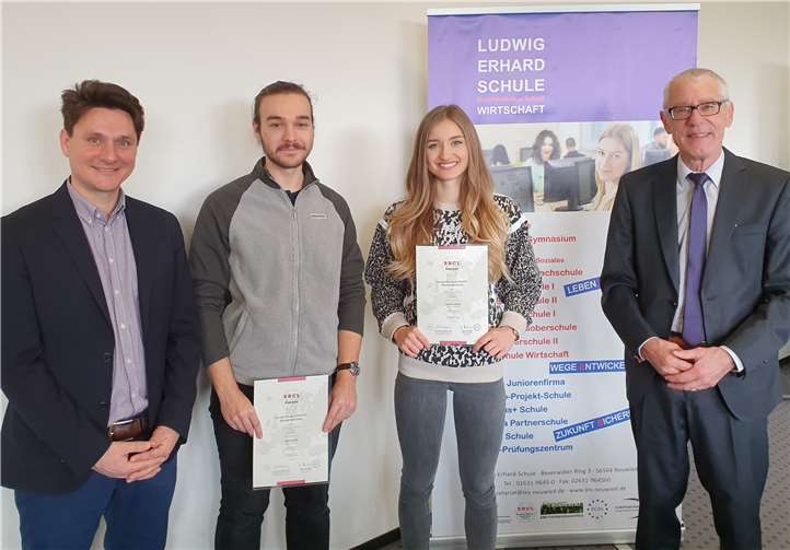 Marcel Wink (2. von links) und Caroline Zehrer erhalten das internationale Zertifikat für Wirtschaftskompetenz der Stufe A. Foto: privat
