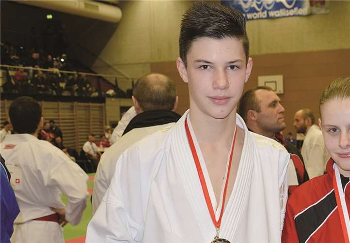 Marcel und Lara mit Medaille und Pokal.  Privat