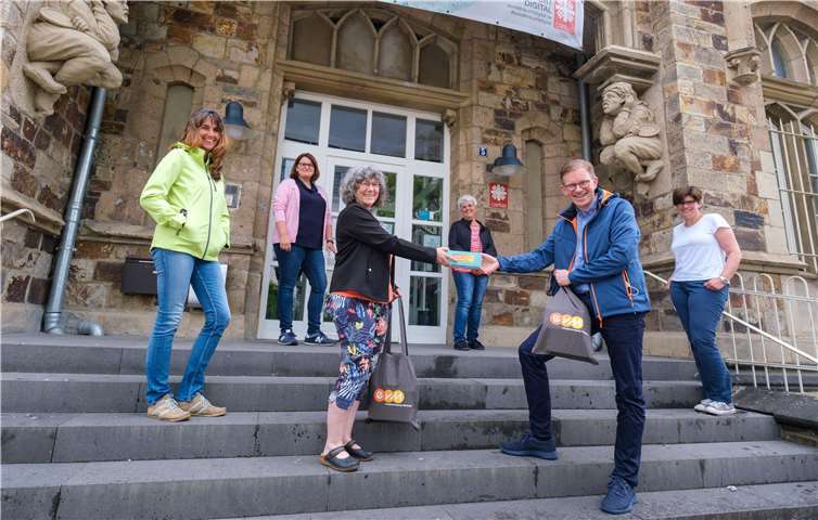 Marcelo Peerenboom (2.v.re.) überreichte Schutzausrüstung an (v.li.) Petra Schuchert, Christiane Böttcher, Marianne Theis-Prodöhl, Anna Maria Vogt und Anke Keuter-Hensel. Foto: Frank Homann/evm