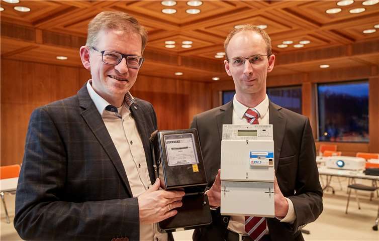 Marcelo Peerenboom (l.) und Benjamin Deppe zeigen, wie sich die Messtechnik bis 2032 verändern wird: Der schwarze analoge Zähler (links) wird gegen ein intelligentes Messsystem (rechts) bei Kunden über 6.000 Kilowattstunden Jahresverbrauch ausgetauscht.evm/Ditscher
