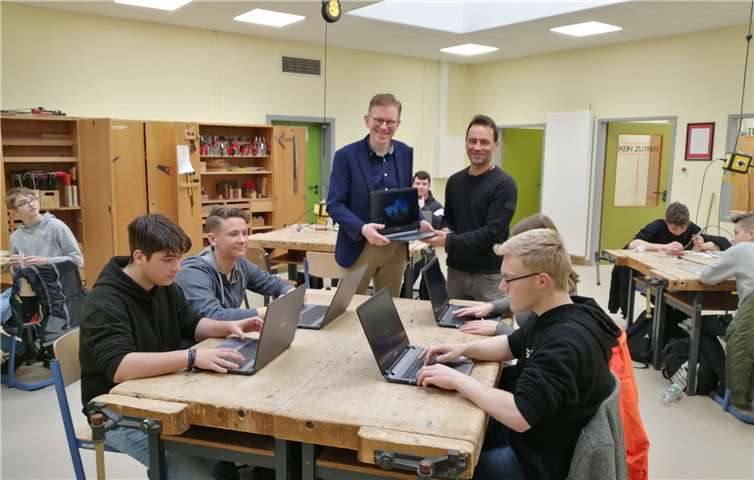 Marcelo Peerenboom (links) von der evm überreichte sechs Notebooks an Fachlehrer Thorsten Klemmer (rechts) von der Realschule plus Untermosel in Kobern-Gondorf. Foto: privat