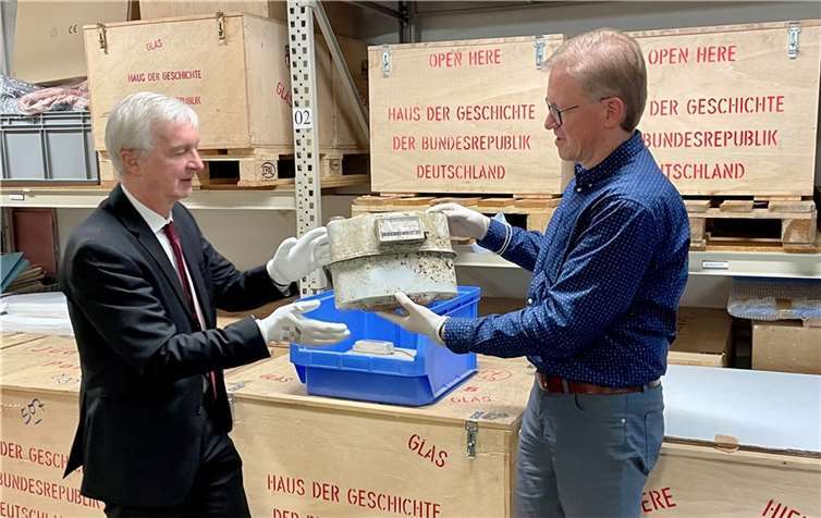 Gaszähler aus dem Flutgebiet ans Haus der Geschichte übergeben Marcelo Peerenboom (rechts) übergab Sammlungsdirektor Dr. Dietmar Preißler einen Gaszähler, der aus einem überfluteten Haus im Ahrtal ausgebaut wurde. Foto: evm